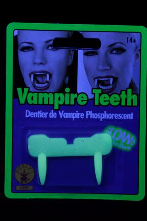 Dentier de vampire phosphorescent