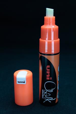 Marqueur craie UNI CHALK 8 mm UV Orange Fluo