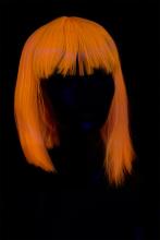 Perruque fluo mi-longue UV orange