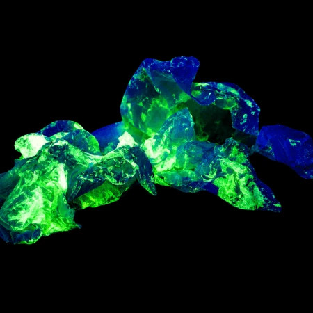 Gel UV vert visible à la lumière noire sur mouchoirs – simulation de transfert de germes