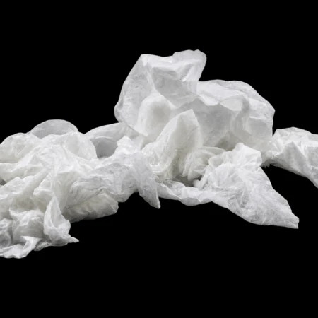 Mouchoirs déjà contaminés par gel UV vert, invisibles à l’œil nu sans UV