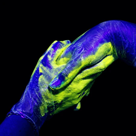 Propagation simulée de microbes entre deux mains avec gel invisible UV vert