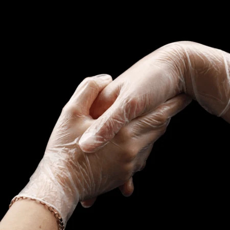 Poignée de main après application du gel UV vert, contamination invisible sans lumière noire