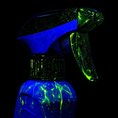 Pulvérisateur recouvert de simulateur de contamination invisible UV révélé sous lumière noire