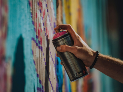 Bombe de peinture fluo : la distance de pulvérisation parfaite