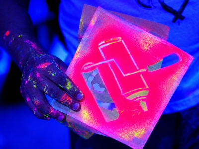 Pochoir et peinture UV : créer des motifs précis sans être artiste