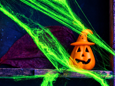 Toile d'araignée fluo : la poser pour un rendu réaliste