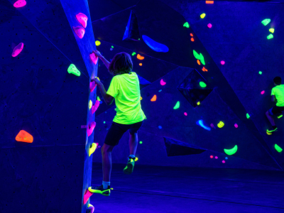 Escalade fluo : la salle qui fait le buzz